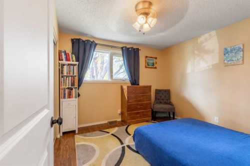 57 Honeysuckle Road North, Lethbridge, AB - Indoor Photo Showing Bedroom