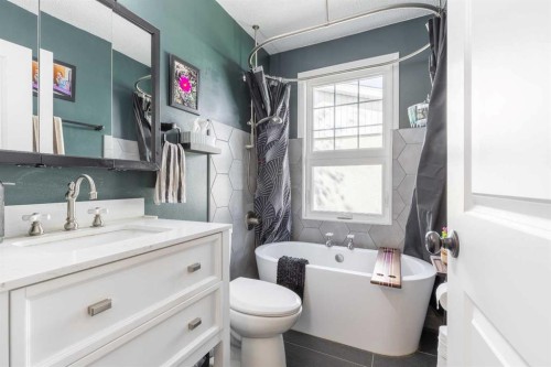 57 Honeysuckle Road North, Lethbridge, AB - Indoor Photo Showing Bathroom