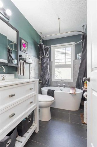 57 Honeysuckle Road North, Lethbridge, AB - Indoor Photo Showing Bathroom