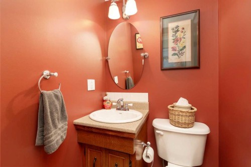 41 Simon Fraser Boulevard West, Lethbridge, AB - Indoor Photo Showing Bathroom