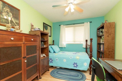 41 Simon Fraser Boulevard West, Lethbridge, AB - Indoor Photo Showing Bedroom