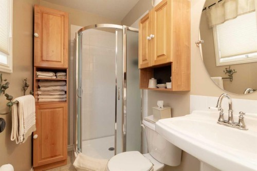 41 Simon Fraser Boulevard West, Lethbridge, AB - Indoor Photo Showing Bathroom