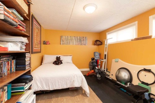 41 Simon Fraser Boulevard West, Lethbridge, AB - Indoor Photo Showing Bedroom