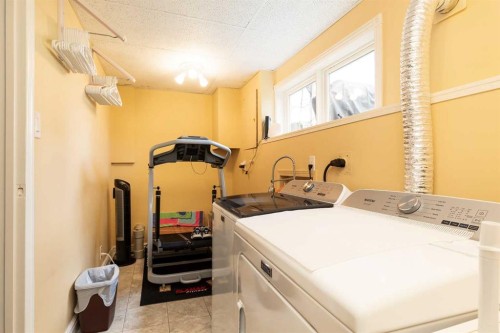 41 Simon Fraser Boulevard West, Lethbridge, AB - Indoor Photo Showing Laundry Room