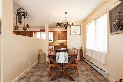 41 Simon Fraser Boulevard West, Lethbridge, AB - Indoor Photo Showing Dining Room