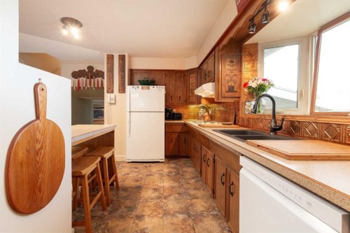 41 Simon Fraser Boulevard West, Lethbridge, AB - Indoor Photo Showing Kitchen With Double Sink