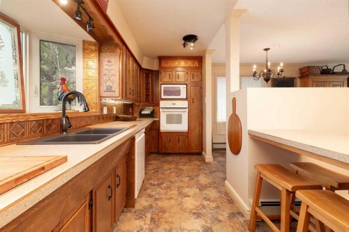 41 Simon Fraser Boulevard West, Lethbridge, AB - Indoor Photo Showing Kitchen With Double Sink