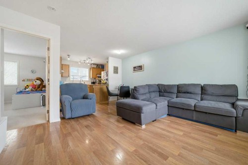 6-109 Silkstone Road West, Lethbridge, AB - Indoor Photo Showing Living Room