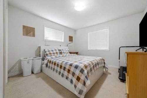 6-109 Silkstone Road West, Lethbridge, AB - Indoor Photo Showing Bedroom