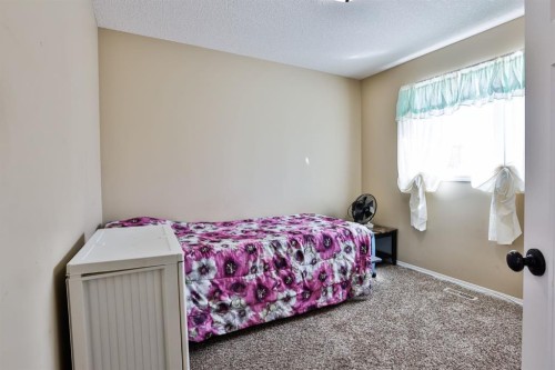 557 Mary Cameron Crescent North, Lethbridge, AB - Indoor Photo Showing Bedroom
