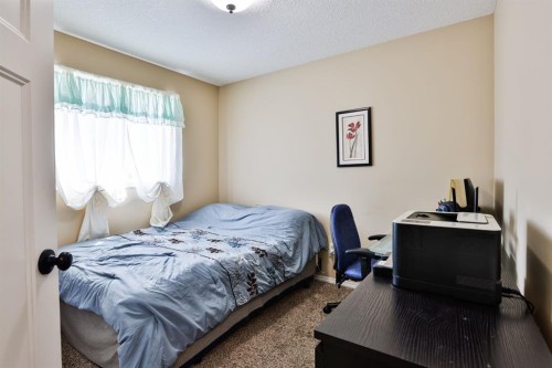 557 Mary Cameron Crescent North, Lethbridge, AB - Indoor Photo Showing Bedroom
