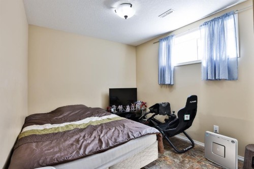 557 Mary Cameron Crescent North, Lethbridge, AB - Indoor Photo Showing Bedroom