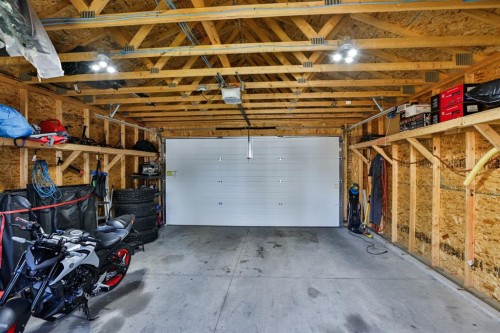 557 Mary Cameron Crescent North, Lethbridge, AB - Indoor Photo Showing Garage