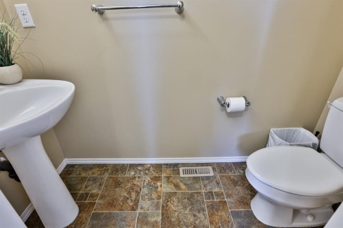 557 Mary Cameron Crescent North, Lethbridge, AB - Indoor Photo Showing Bathroom