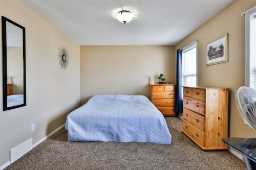 557 Mary Cameron Crescent North, Lethbridge, AB - Indoor Photo Showing Bedroom