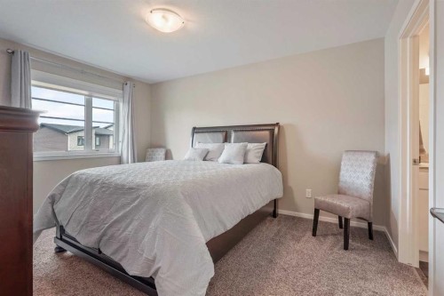 2-422 Highlands Boulevard West, Lethbridge, AB - Indoor Photo Showing Bedroom