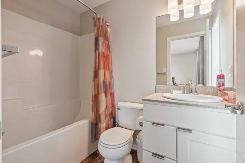 2-422 Highlands Boulevard West, Lethbridge, AB - Indoor Photo Showing Bathroom