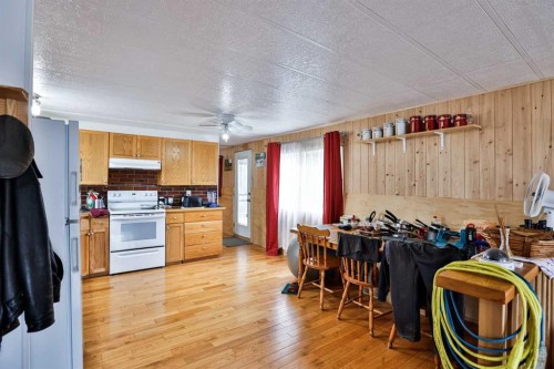 222 Centre Street, Lomond, AB - Indoor Photo Showing Kitchen