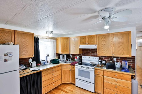 222 Centre Street, Lomond, AB - Indoor Photo Showing Kitchen