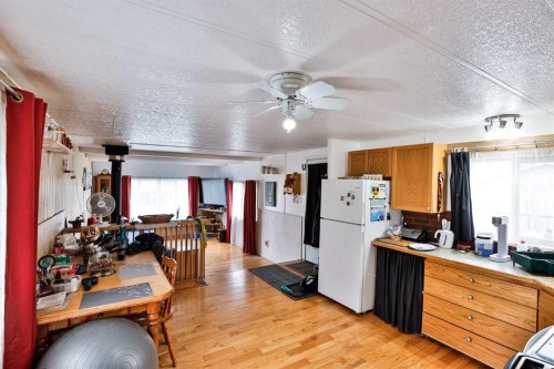 222 Centre Street, Lomond, AB - Indoor Photo Showing Kitchen