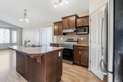 306 Keystone Lane West, Lethbridge, AB - Indoor Photo Showing Kitchen With Double Sink