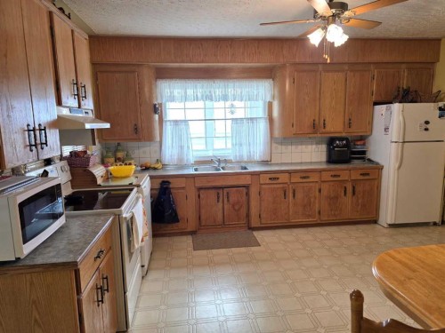 95070 Range Road 18-3, Rural Taber, M.D. Of, AB - Indoor Photo Showing Kitchen With Double Sink