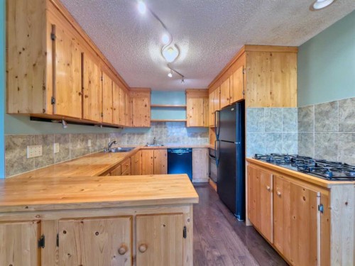 8126 20 Avenue, Coleman, AB - Indoor Photo Showing Kitchen