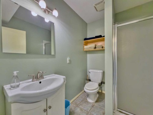8126 20 Avenue, Coleman, AB - Indoor Photo Showing Bathroom