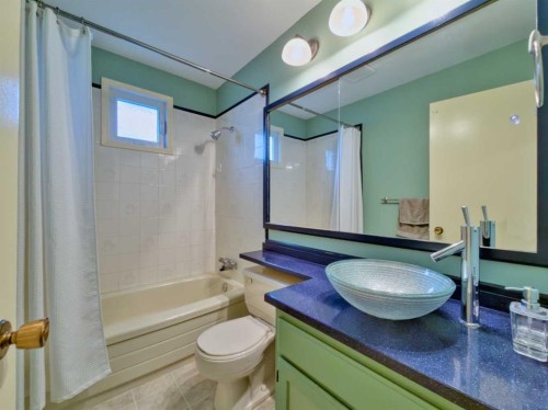 8126 20 Avenue, Coleman, AB - Indoor Photo Showing Bathroom