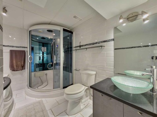 8126 20 Avenue, Coleman, AB - Indoor Photo Showing Bathroom