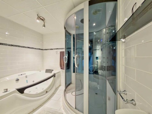 8126 20 Avenue, Coleman, AB - Indoor Photo Showing Bathroom