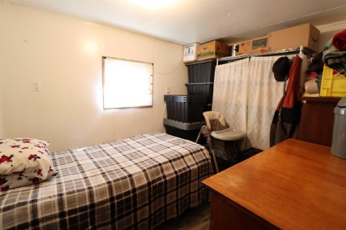 1124 1 Ave, Vauxhall, AB - Indoor Photo Showing Bedroom