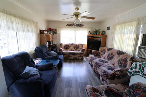 1124 1 Ave, Vauxhall, AB - Indoor Photo Showing Living Room