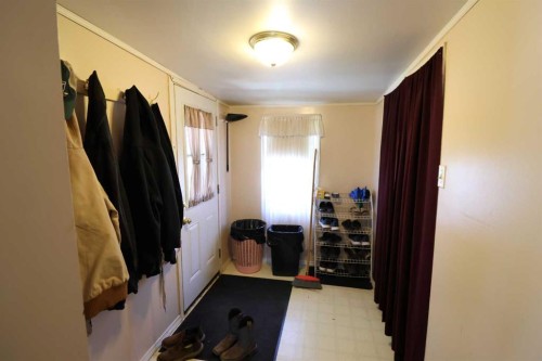 1124 1 Ave, Vauxhall, AB - Indoor Photo Showing Other Room