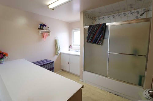 1124 1 Ave, Vauxhall, AB - Indoor