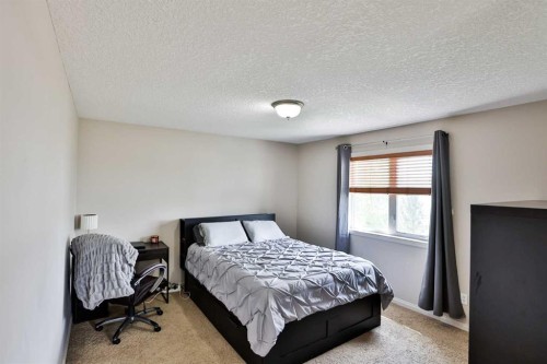 14 Thyrza Burkitt Place North, Lethbridge, AB - Indoor Photo Showing Bedroom