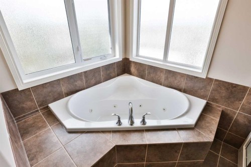 14 Thyrza Burkitt Place North, Lethbridge, AB - Indoor Photo Showing Bathroom