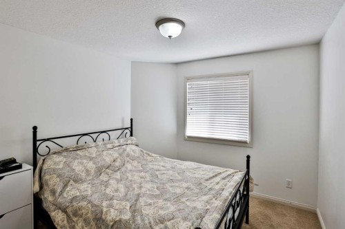 14 Thyrza Burkitt Place North, Lethbridge, AB - Indoor Photo Showing Bedroom