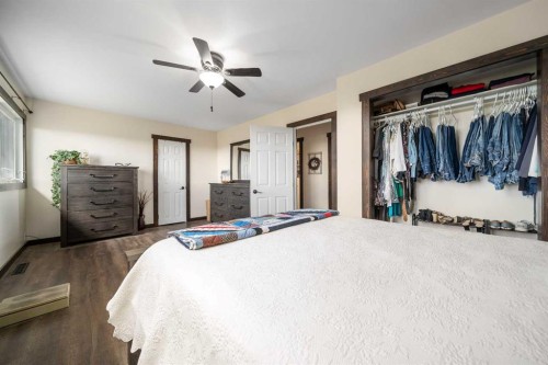 94075 Range Road 115, Burdett, AB - Indoor Photo Showing Bedroom
