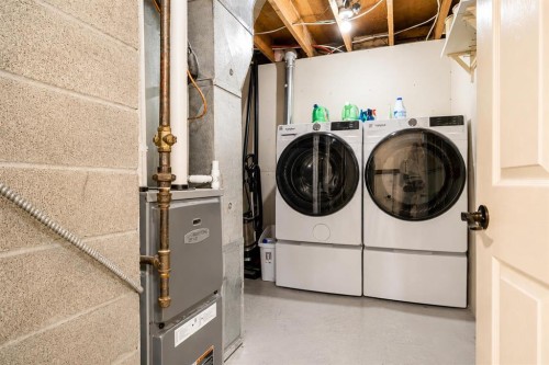 94075 Range Road 115, Burdett, AB - Indoor Photo Showing Laundry Room