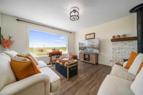 94075 Range Road 115, Burdett, AB - Indoor Photo Showing Living Room
