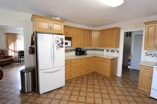 145004 Rr164, Vauxhall, AB - Indoor Photo Showing Kitchen