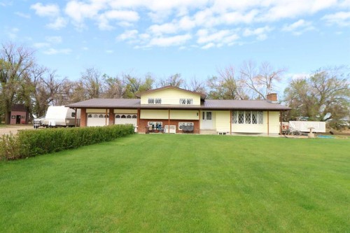 145004 Rr164, Vauxhall, AB - Outdoor With Facade