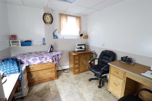 145004 Rr164, Vauxhall, AB - Indoor Photo Showing Bedroom