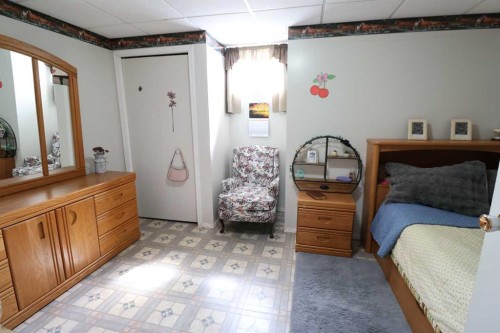 145004 Rr164, Vauxhall, AB - Indoor Photo Showing Bedroom
