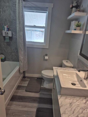 208 3Rd Avenue East, Bow Island, AB - Indoor Photo Showing Bathroom