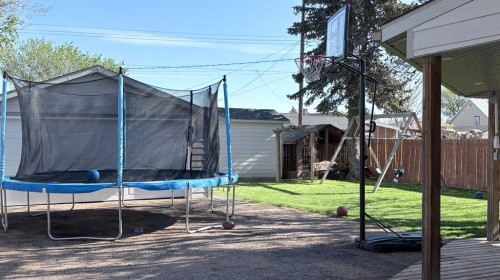 208 3Rd Avenue East, Bow Island, AB - Outdoor