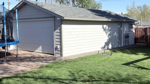 208 3Rd Avenue East, Bow Island, AB - Outdoor With Exterior