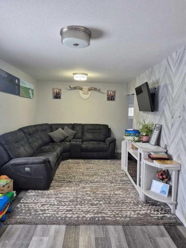 208 3Rd Avenue East, Bow Island, AB - Indoor Photo Showing Living Room