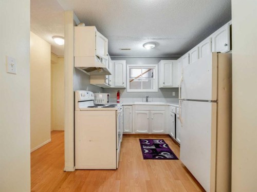 120S 300E, Raymond, AB - Indoor Photo Showing Kitchen